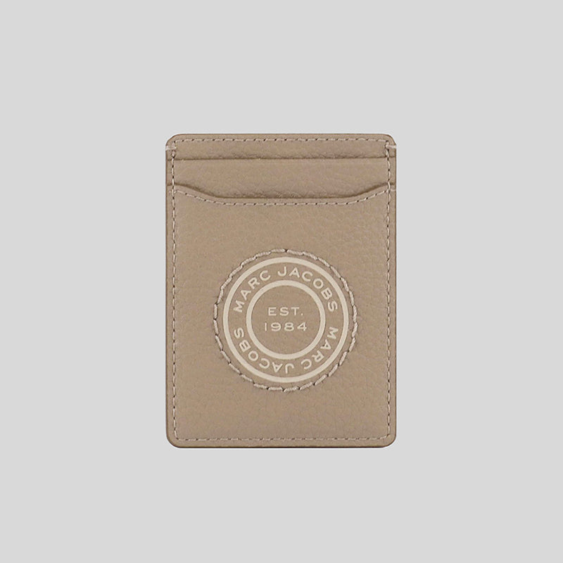 MARC JACOBS: credit card holder in grained leather - Beige